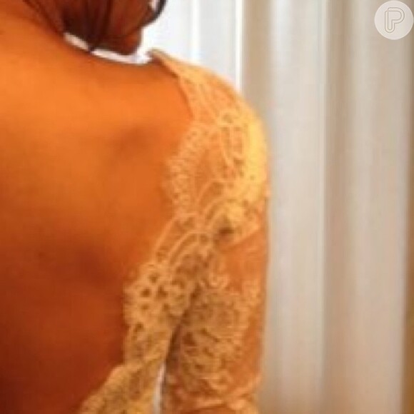 Fernanda Machado postou no Instagram detalhe do vestido criado por Lethicia Bronstein. 'Letícia Bronstein você não imagina como estou feliz! O vestido mais perfeito de todos!', elogiou a atriz