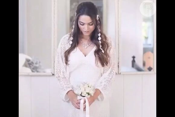 Fernanda Machado usou vestido branco rendado e buquê com flores brancas
