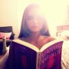 Catarina Migliorini posa para foto com o livro 'Lolita' nas mãos; imagem publicada no Instagram em 10 de janeiro de 2013