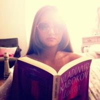 Catarina Migliorini, a virgem da 'Playboy', posa com o livro 'Lolita' nas mãos