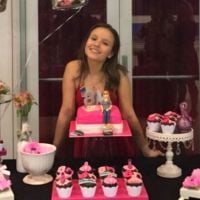 Larissa Manoela faz festa para comemorar 8 milhões de seguidores: 'Felicidade'