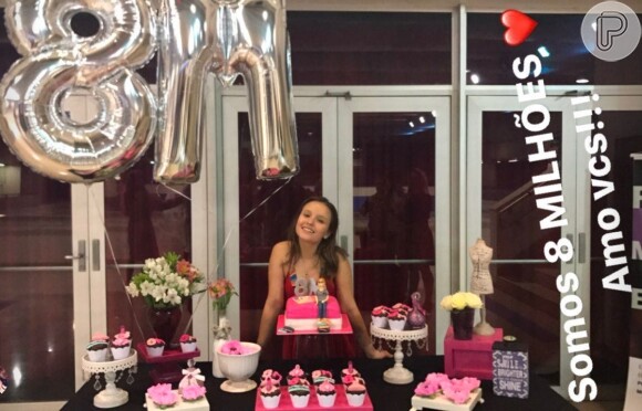 Larissa Manoela faz festa com bolo e cup cake para comemorar 8 milhões de seguidores: 'Felicidade compartilhada'