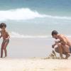 Daniel de Oliveira passou a tarde desta segunda-feira, 3 de fevereiro de 2014, na praia da Barra da Tijuca, Zona Oeste do Rio de Janeiro, acompanhado de um amigo e de seu filho, Raul, de 5 anos, fruto de seu relacionamento com a atriz Vanessa Giácomo