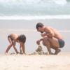 Daniel de Oliveira brinca de fazer castelinho de areia com o filho Raul, de 5 anos, fruto de seu casamento com a atriz Vanessa Giácomo, na praia da Barra da Tijuca, Zona Oeste do Rio de Janeiro, na tarde desta segunda-feira, 3 de fevereiro de 2014