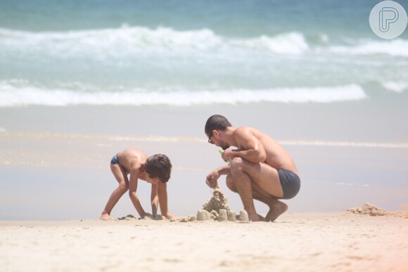 Daniel de Oliveira brinca de fazer castelinho de areia com o filho Raul, de 5 anos, fruto de seu casamento com a atriz Vanessa Giácomo, na praia da Barra da Tijuca, Zona Oeste do Rio de Janeiro, na tarde desta segunda-feira, 3 de fevereiro de 2014