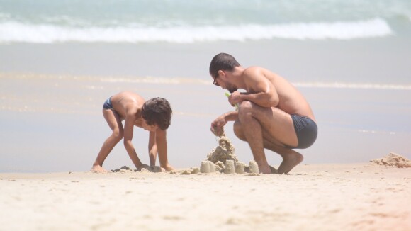 Daniel de Oliveira se diverte em praia carioca com o filho, Raul, de 5 anos