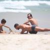 Daniel de Oliveira faz flexões na tarde desta segunda-feira, 3 de fevereiro de 2014, na praia da Barra da Tijuca, Zona Oeste do Rio de Janeiro