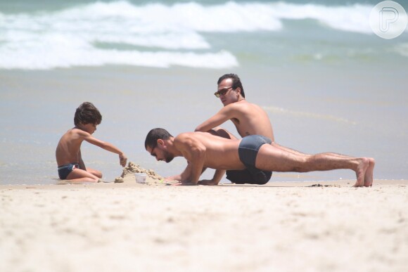 Daniel de Oliveira faz flexões na tarde desta segunda-feira, 3 de fevereiro de 2014, na praia da Barra da Tijuca, Zona Oeste do Rio de Janeiro
