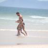 Daniel de Oliveira passou a tarde desta segunda-feira, 3 de fevereiro de 2014, na praia da Barra da Tijuca, Zona Oeste do Rio de Janeiro, acompanhado de um amigo e de seu filho, Raul, de 5 anos, fruto de seu relacionamento com a atriz Vanessa Giácomo