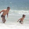 Daniel de Oliveira na tarde desta segunda-feira, 3 de fevereiro de 2014, brincando com seu filho, Raul, de 5 anos, na praia da Barra da Tijuca, Zona Oeste do Rio de Janeiro