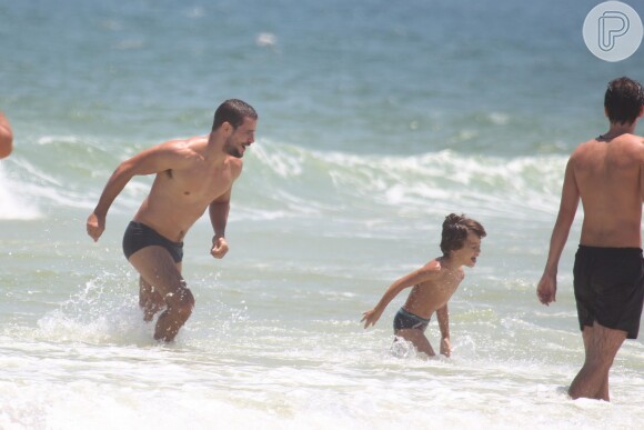 Daniel de Oliveira na tarde desta segunda-feira, 3 de fevereiro de 2014, brincando com seu filho, Raul, de 5 anos, na praia da Barra da Tijuca, Zona Oeste do Rio de Janeiro