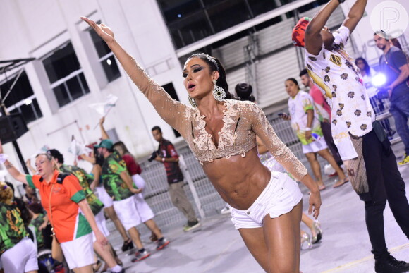 Gracyanne Barbosa exibiu a barriga sarada no sambódromo do Anhembi, em São Paulo, na noite desta sexta-feira, 3 de fevereiro de 2017
