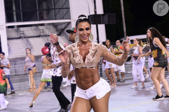 Gracyanne Barbosa exibiu a barriga sarada no ensaio da X-9 Paulistana, em São Paulo, na noite desta sexta-feira, 3 de fevereiro de 2017