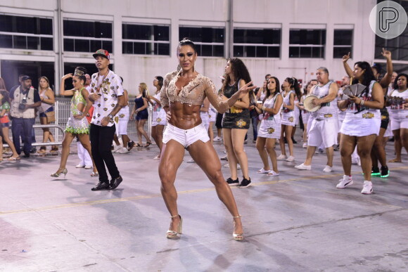 Gracyanne Barbosa exibiu o corpo em forma no sambódromo do Anhembi, em São Paulo