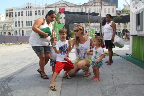 Luana Piovani acompanhada por Pedro Scooby e Thiago Lacerda e a mulher, Vanessa Lóes, levaram os seus respectivos filhos a um evento infantil neste domingo, 5 de fevereiro de 2017, no Cais do Porto, no Rio