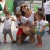 Luana Piovani acompanhada por Pedro Scooby levou os filhos Dom, Bem e Liz a um evento infantil neste domingo, 5 de fevereiro de 2017, no Cais do Porto, no Rio