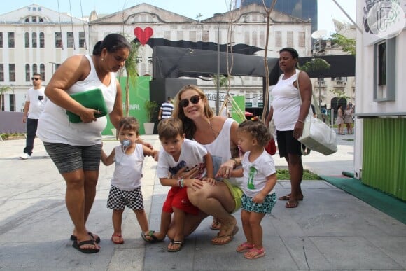 Luana Piovani acompanhada por Pedro Scooby levou os filhos Dom, Bem e Liz a um evento infantil neste domingo, 5 de fevereiro de 2017, no Cais do Porto, no Rio