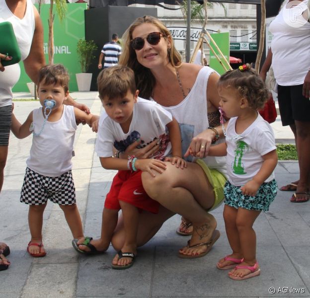 Luana Piovani acompanhada por Pedro Scooby levou os filhos Dom, Bem e Liz a um evento infantil neste domingo, 5 de fevereiro de 2017, no Cais do Porto, no Rio