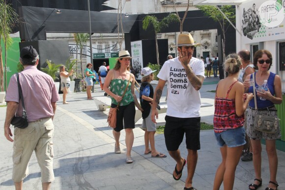 Luana Piovani acompanhada por Pedro Scooby e Thiago Lacerda e a mulher, Vanessa Lóes, levaram os seus respectivos filhos a um evento infantil neste domingo, 5 de fevereiro de 2017, no Cais do Porto, no Rio