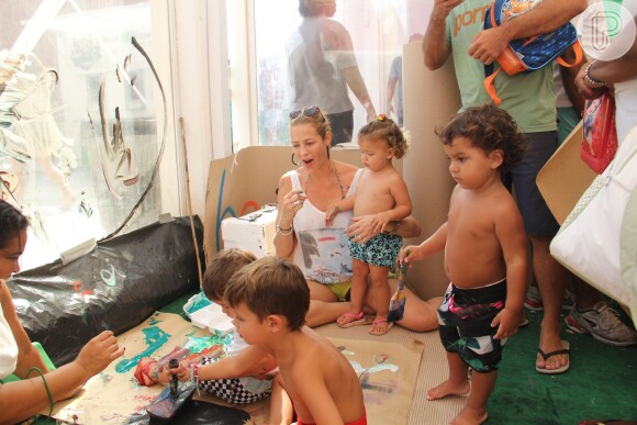 Luana Piovani acompanhada por Pedro Scooby e Thiago Lacerda e a mulher, Vanessa Lóes, levaram os seus respectivos filhos a um evento infantil neste domingo, 5 de fevereiro de 2017, no Cais do Porto, no Rio