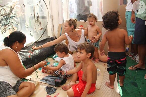 Luana Piovani acompanhada por Pedro Scooby e Thiago Lacerda e a mulher, Vanessa Lóes, levaram os seus respectivos filhos a um evento infantil neste domingo, 5 de fevereiro de 2017, no Cais do Porto, no Rio