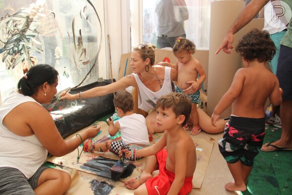 Luana Piovani acompanhada por Pedro Scooby e Thiago Lacerda e a mulher, Vanessa Lóes, levaram os seus respectivos filhos a um evento infantil neste domingo, 5 de fevereiro de 2017, no Cais do Porto, no Rio