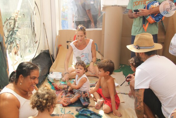 Luana Piovani acompanhada por Pedro Scooby e Thiago Lacerda e a mulher, Vanessa Lóes, levaram os seus respectivos filhos a um evento infantil neste domingo, 5 de fevereiro de 2017, no Cais do Porto, no Rio