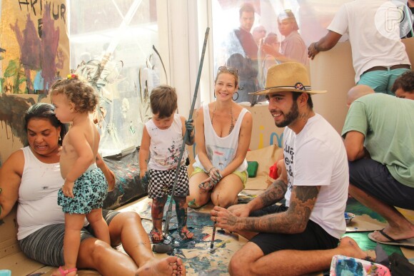 Luana Piovani acompanhada por Pedro Scooby e Thiago Lacerda e a mulher, Vanessa Lóes, levaram os seus respectivos filhos a um evento infantil neste domingo, 5 de fevereiro de 2017, no Cais do Porto, no Rio