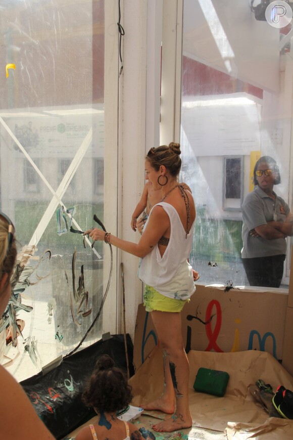 Luana Piovani acompanhada por Pedro Scooby e Thiago Lacerda e a mulher, Vanessa Lóes, levaram os seus respectivos filhos a um evento infantil neste domingo, 5 de fevereiro de 2017, no Cais do Porto, no Rio