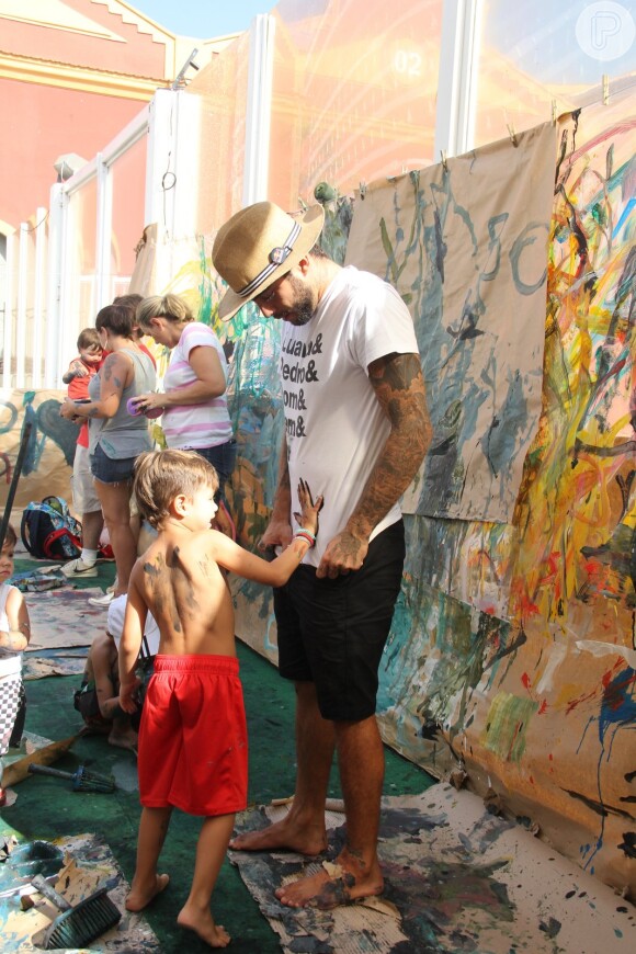 Luana Piovani acompanhada por Pedro Scooby e Thiago Lacerda e a mulher, Vanessa Lóes, levaram os seus respectivos filhos a um evento infantil neste domingo, 5 de fevereiro de 2017, no Cais do Porto, no Rio