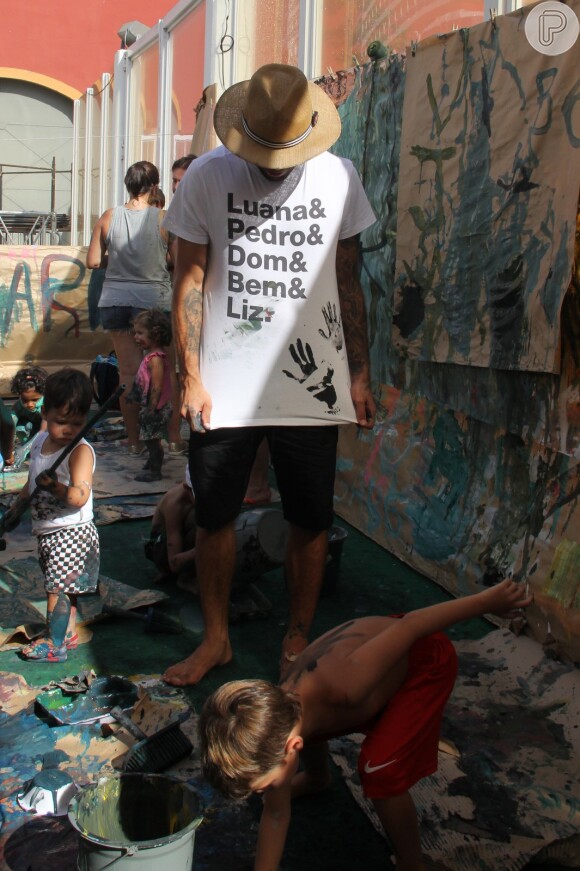 Luana Piovani acompanhada por Pedro Scooby e Thiago Lacerda e a mulher, Vanessa Lóes, levaram os seus respectivos filhos a um evento infantil neste domingo, 5 de fevereiro de 2017, no Cais do Porto, no Rio