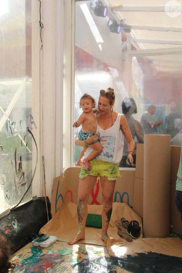 Luana Piovani acompanhada por Pedro Scooby e Thiago Lacerda e a mulher, Vanessa Lóes, levaram os seus respectivos filhos a um evento infantil neste domingo, 5 de fevereiro de 2017, no Cais do Porto, no Rio