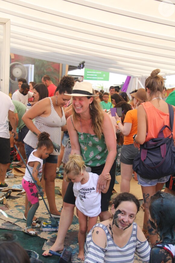 Luana Piovani acompanhada por Pedro Scooby e Thiago Lacerda e a mulher, Vanessa Lóes, levaram os seus respectivos filhos a um evento infantil neste domingo, 5 de fevereiro de 2017, no Cais do Porto, no Rio