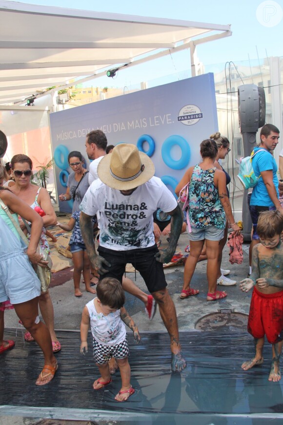 Luana Piovani acompanhada por Pedro Scooby e Thiago Lacerda e a mulher, Vanessa Lóes, levaram os seus respectivos filhos a um evento infantil neste domingo, 5 de fevereiro de 2017, no Cais do Porto, no Rio
