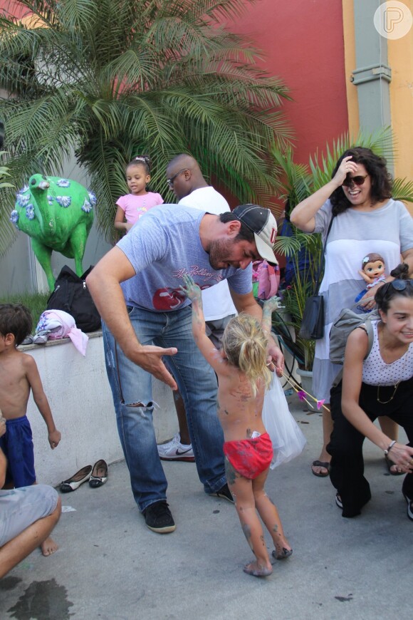 Luana Piovani acompanhada por Pedro Scooby e Thiago Lacerda e a mulher, Vanessa Lóes, levaram os seus respectivos filhos a um evento infantil neste domingo, 5 de fevereiro de 2017, no Cais do Porto, no Rio