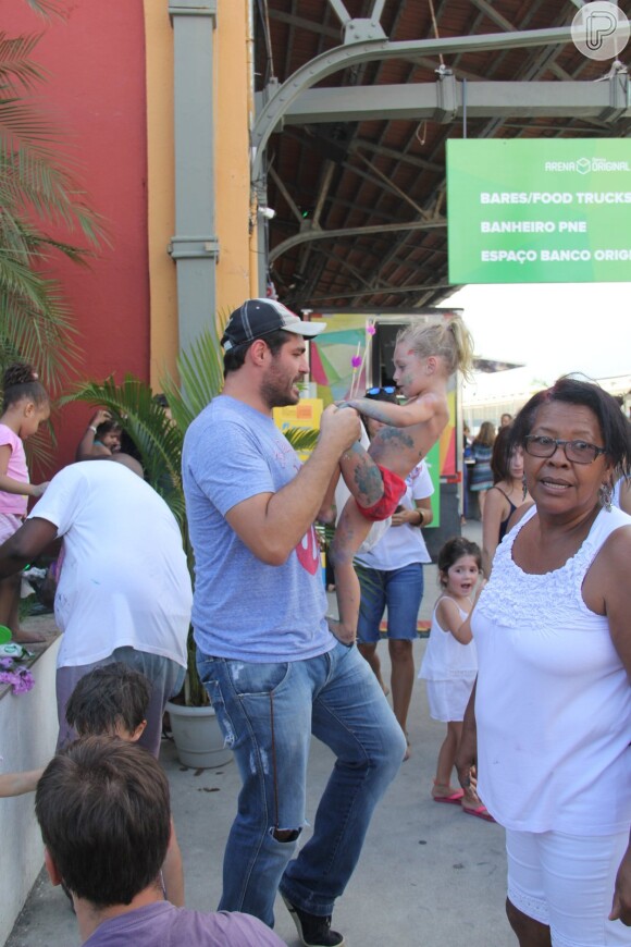 Luana Piovani acompanhada por Pedro Scooby e Thiago Lacerda e a mulher, Vanessa Lóes, levaram os seus respectivos filhos a um evento infantil neste domingo, 5 de fevereiro de 2017, no Cais do Porto, no Rio