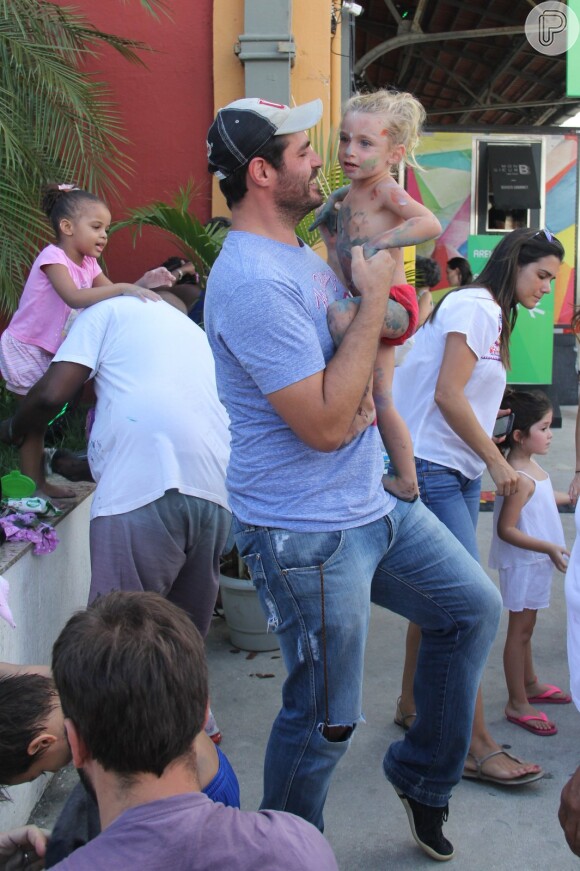 Luana Piovani acompanhada por Pedro Scooby e Thiago Lacerda e a mulher, Vanessa Lóes, levaram os seus respectivos filhos a um evento infantil neste domingo, 5 de fevereiro de 2017, no Cais do Porto, no Rio