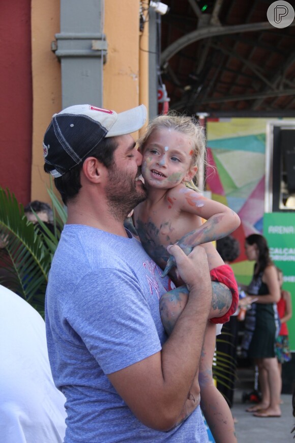 Luana Piovani acompanhada por Pedro Scooby e Thiago Lacerda e a mulher, Vanessa Lóes, levaram os seus respectivos filhos a um evento infantil neste domingo, 5 de fevereiro de 2017, no Cais do Porto, no Rio