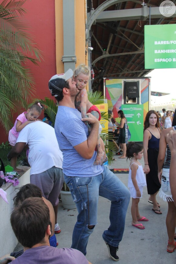 Luana Piovani acompanhada por Pedro Scooby e Thiago Lacerda e a mulher, Vanessa Lóes, levaram os seus respectivos filhos a um evento infantil neste domingo, 5 de fevereiro de 2017, no Cais do Porto, no Rio