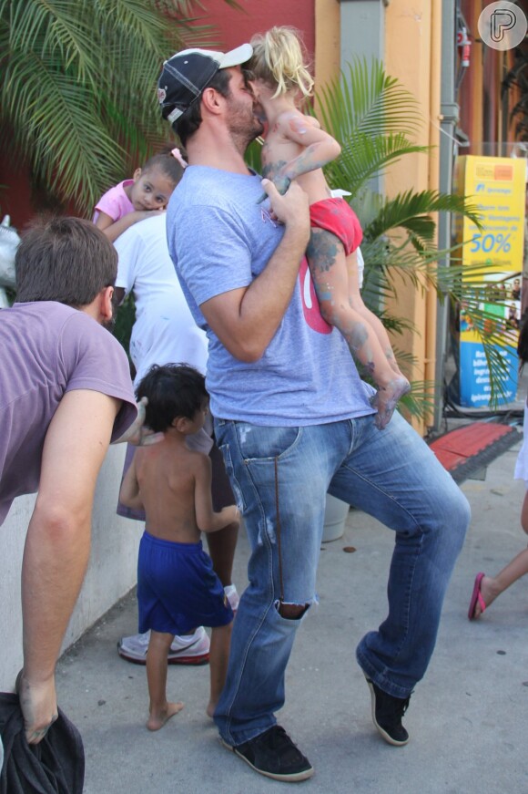 Luana Piovani acompanhada por Pedro Scooby e Thiago Lacerda e a mulher, Vanessa Lóes, levaram os seus respectivos filhos a um evento infantil neste domingo, 5 de fevereiro de 2017, no Cais do Porto, no Rio