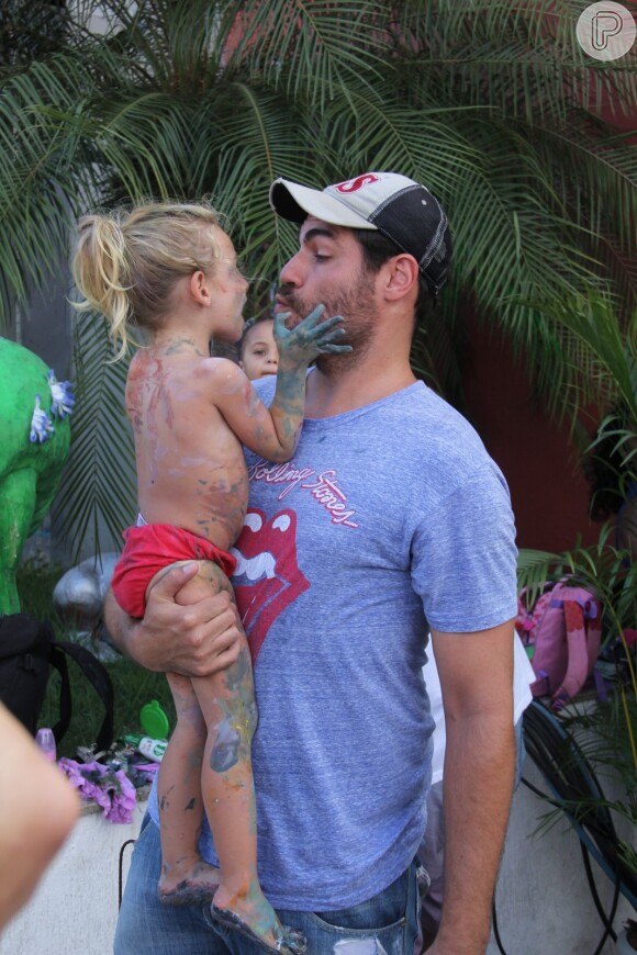 Luana Piovani acompanhada por Pedro Scooby e Thiago Lacerda e a mulher, Vanessa Lóes, levaram os seus respectivos filhos a um evento infantil neste domingo, 5 de fevereiro de 2017, no Cais do Porto, no Rio