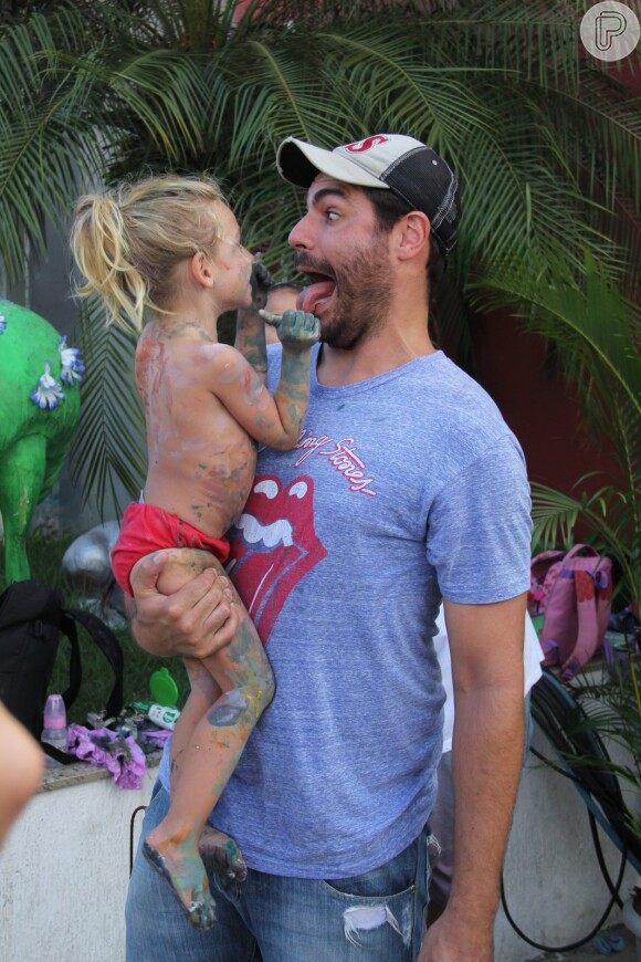 Luana Piovani acompanhada por Pedro Scooby e Thiago Lacerda e a mulher, Vanessa Lóes, levaram os seus respectivos filhos a um evento infantil neste domingo, 5 de fevereiro de 2017, no Cais do Porto, no Rio