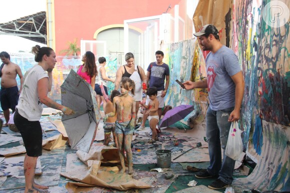 Luana Piovani acompanhada por Pedro Scooby e Thiago Lacerda e a mulher, Vanessa Lóes, levaram os seus respectivos filhos a um evento infantil neste domingo, 5 de fevereiro de 2017, no Cais do Porto, no Rio