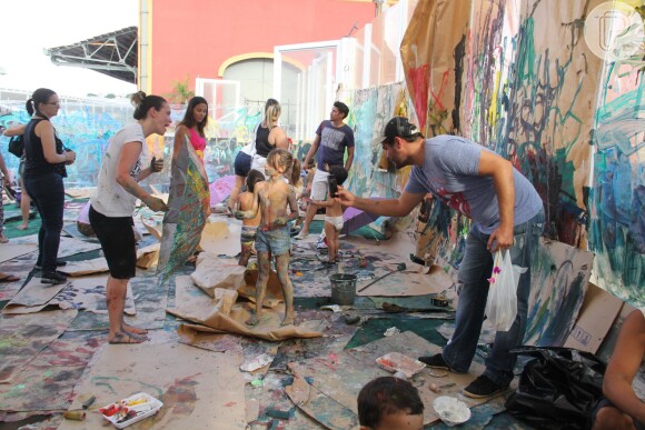 Luana Piovani acompanhada por Pedro Scooby e Thiago Lacerda e a mulher, Vanessa Lóes, levaram os seus respectivos filhos a um evento infantil neste domingo, 5 de fevereiro de 2017, no Cais do Porto, no Rio