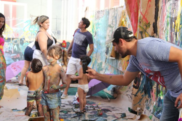 Luana Piovani acompanhada por Pedro Scooby e Thiago Lacerda e a mulher, Vanessa Lóes, levaram os seus respectivos filhos a um evento infantil neste domingo, 5 de fevereiro de 2017, no Cais do Porto, no Rio