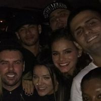 Bruna Marquezine e Neymar posam juntos em festa de aniversário do jogador