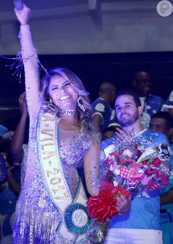 Inspirada em Luma de Oliveira no Carnaval de 98, cantora Lexa pensa em usar coleira em homenagem ao seu noivo, MC Guimê