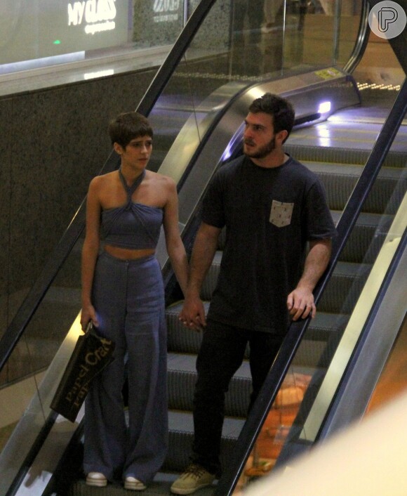 Isabella Santoni deixou a barriga à mostra durante passeio no shopping com o namorado, Lucas Wakim, no dia 12 de dezembro de 2016