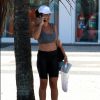 De top, Juliana Paes deixa barriga sarada à mostra ao sair da academia na Barra da Tijuca, nesta segunda-feira, 6 de fevereiro de 2017