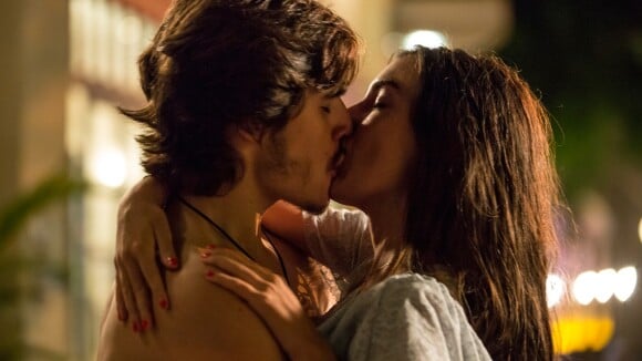 Yasmin e Zac voltam a se beijar em 'Rock Story' e web festeja: 'Que química!'